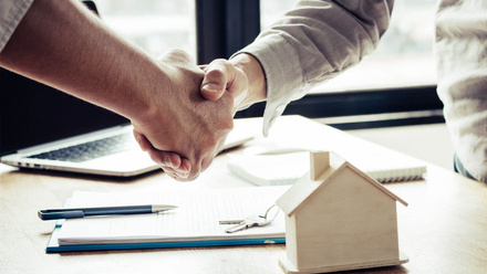 iStock contract handshake 2000W.jpg